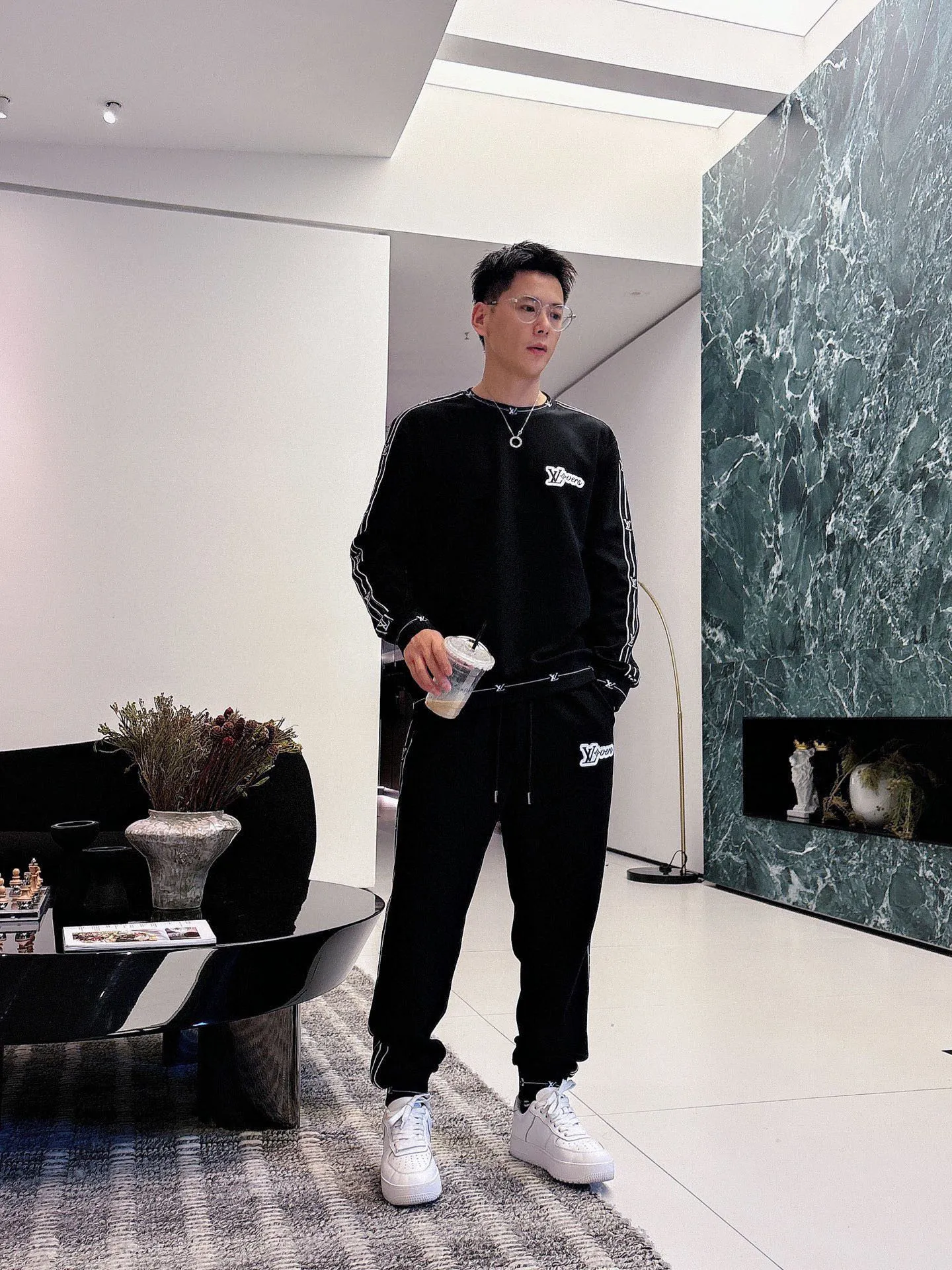 🅿️540 [LV Louis Vuitton] hot-selling suit is coming. Focus on the original version of the official website. 2025 new hot-selling round neck sweatshirt suit. The original order is the best 🇭🇰. It is the meticulous work of top designers for a fitting and perfect upper body effect. All-natural high-quality Tencel Roman cotton 100%, close-fitting comfort, noble and elegant! Original hardware embodies elegance and nobility! Counter size: M-3XL (maximum wear up to 190 pounds)